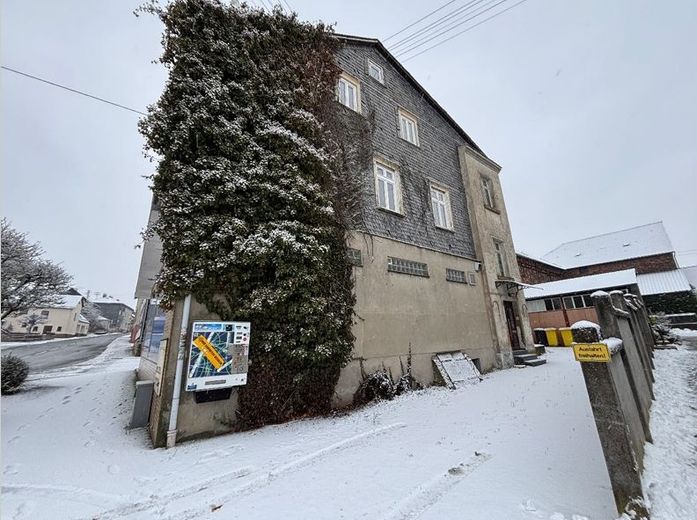 Großes Teilrenoviertes Haus mit vielen Möglichkeiten – Haus und Hof Ansicht