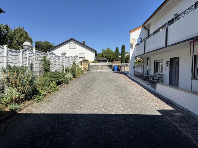 Encantador y espacioso piso de 3 habitaciones con chimenea y entrada independiente en Kirchardt – Ausblick