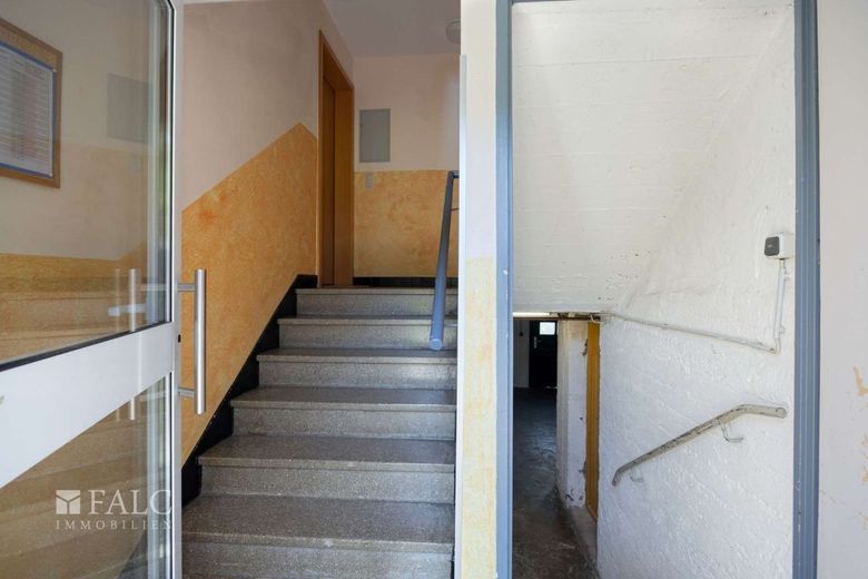 Kapitalanlage mit Substanz, Rendite und Zukunftssicherheit in Bergisch Gladbach - Hand – Treppenhaus
