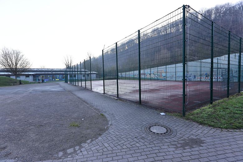 Sportplatz hinter dem Haus