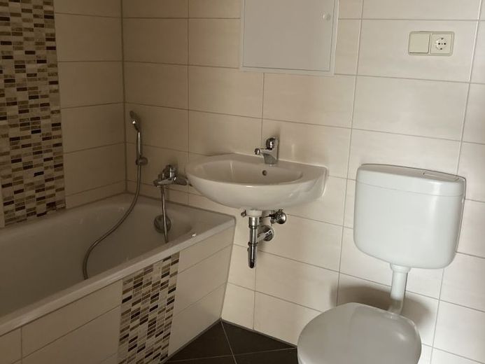 Zentrale Wohlfühlwohnung für Singles oder Paare mit modernem Bad. – Foto 1