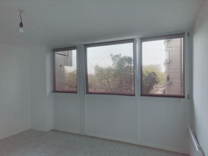von Privat – Helle 2-Zimmerwohnung mit großer, wettergeschützter Südwestloggia – München-Bogenhausen – Schlafzimmer