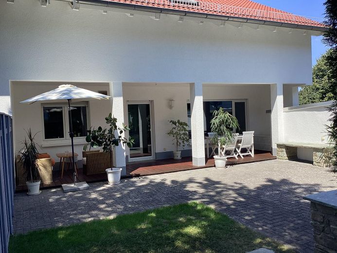 Ruhig wohnen & gut angebunden – Doppelhaushälfte mit Sonnenterrasse in Wehrheim/Obernhain – Großzügige Südterrasse