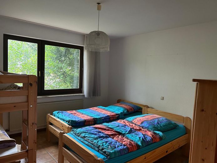 Casa unifamiliare ben tenuta con grande potenziale e terreno edificabile aggiuntivo a 54570 Neroth – Zimmer 1 Keller