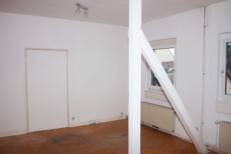 Preissenkung: Von Privat, 3 Zimmer mit 25 m² "Ausbaureserve" im DG zentrale Lage in FFM Höchst – Zimmer 3