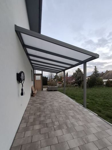 Carport mit Ladestation
