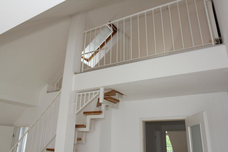 2,5-Zimmer-DG-Maisonette mit Galerie, Balkon, EBK & 2 TG-Stellplätzen – Aufgang / Luftraum