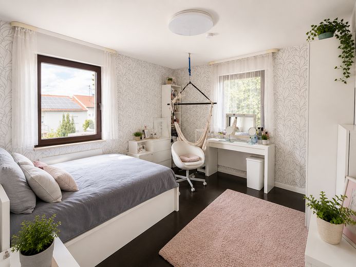 Haus (EFH auf 1052m² Grund) separater ELW auf traumhaften Grundstück, Doppelgar., Baumh. & Seilbahn – Kinderzimmer EG