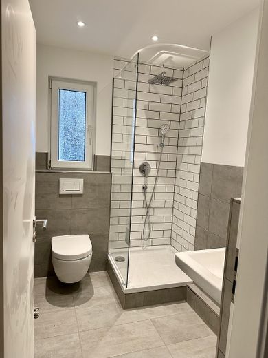 Hochwertig sanierte 4-Zimmer-Maisonette | 110 m² | 2 Bäder | Balkon | ruhige Lage an den Mainwiesen – Badezimmer OG