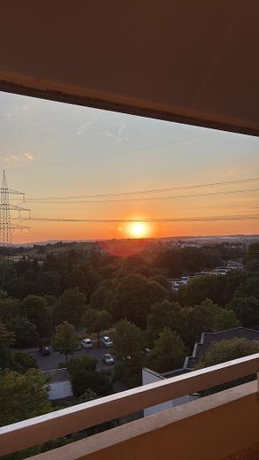 Première occupation après rénovation complète : appartement lumineux de 3,5 pièces avec 2 balcons, cuisine équipée et garage en sous-sol – Sonnenuntergang vom Balkon