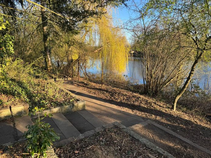 Seltenes Seegrundstück! 1.079 m² | privater Seezugang | Südlage | Berlin-Nähe | provisionsfrei – Terrasse + See