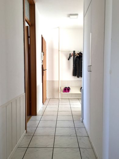 Balkon, bodrum ve yer altı garajına sahip en iyi 3 odalı daire – Flur - mit Garderobe & Schrank