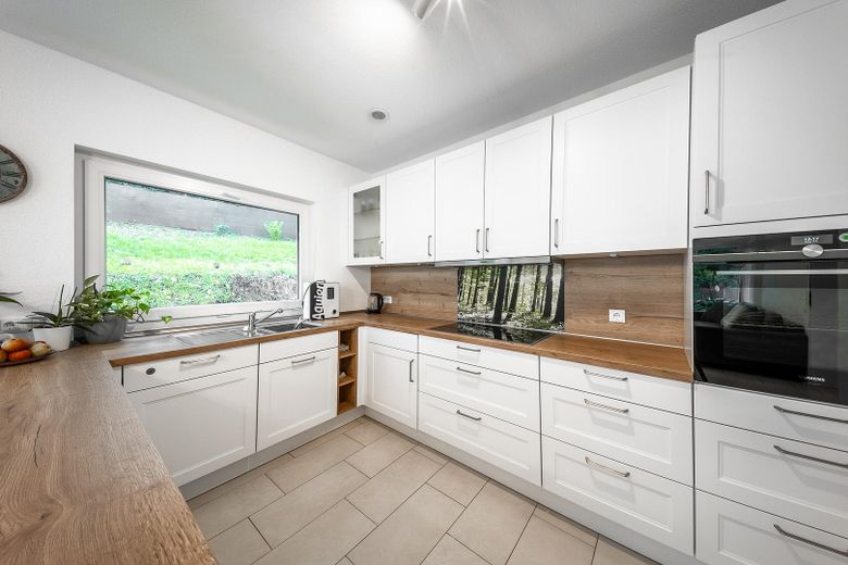 Neuwertiges KfW-55-Einfamilienhaus mit Wintergarten, Weitblick und großem Garten – provisionsfrei – Küche