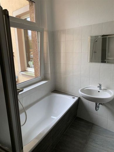 Großzügige 4-Zimmer mit Laminat, EBK und Wannenbad in guter Lage – photo-2023-10-30-09-21-50~10