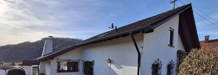 Hausansicht mit Teich