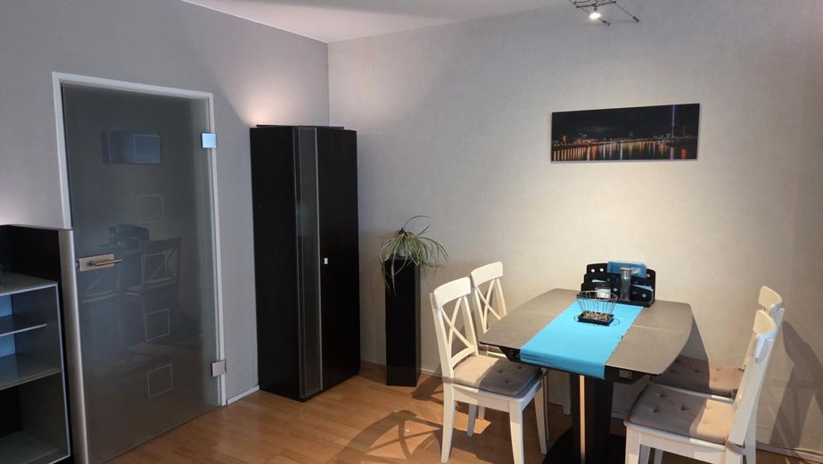 Vivienda moderna en Unterbilk: elegante apartamento con plaza de garaje subterráneo. – Essbereich