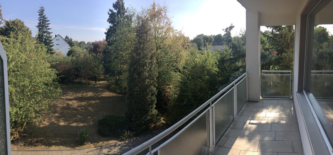 Світла 2-кімнатна квартира з балконом на південь і видом на зелень – Blick vom Balkon in den Garten