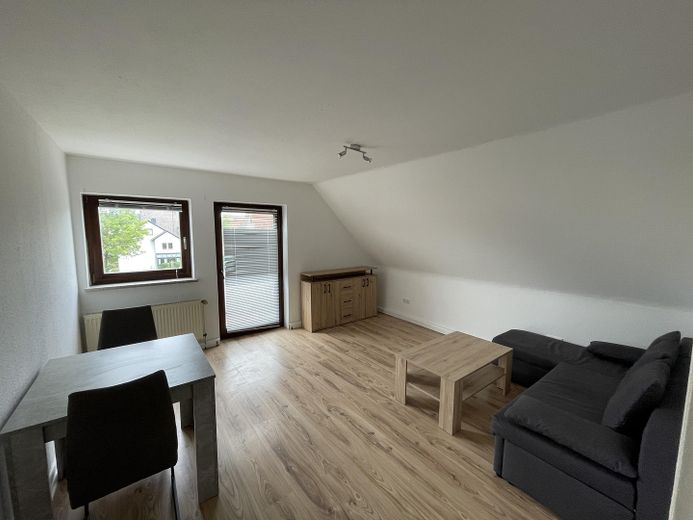 Charmante 2,5-Zimmer-Wohnung mit Einbauküche – Wohnzimmer