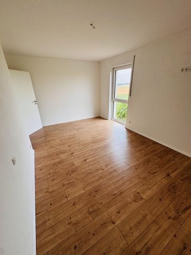 Ampio appartamento di 2,5 locali al piano superiore con balcone a Hemau – Foto 5
