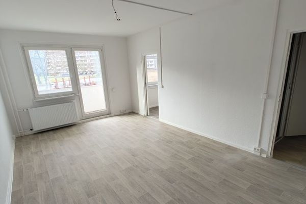 Recherche d’un locataire successeur pour un agréable appartement d’une pièce avec balcon dans un écrin de verdure à Brandenburg-Hohenstücken