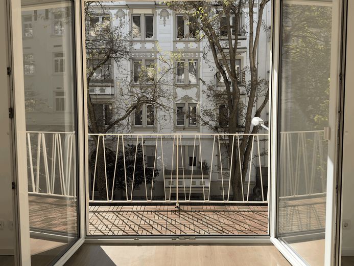 Modernisierte 2-Zimmer Wohnung mit Balkon im begehrten Rheingauviertel Wiesbaden – Balkon Wohnzimmer