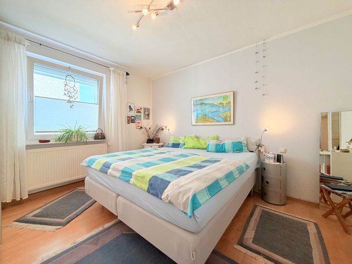 Renoviertes Einfamilienhaus mit Balkon, Carport und flexiblen Nutzungsmöglichkeiten – Schlafzimmer