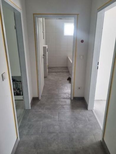 Kernsaniertes 6-Familienhaus mit Wärmepumpe, Garagen und Energieklasse A – Beispiel Wohnung Diele 2