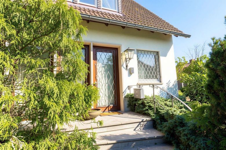WRS Immobilien - käuferprovisionsfrei - Wiesbaden-Bierstadt - Villa in ruhiger bevorzugter Wohnlage – Eingang