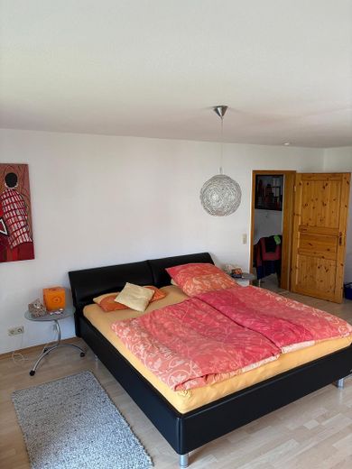 Eigentumswohnung mit Wintergarten, Terrasse und Garten – Zimmer 1. Obergeschoß
