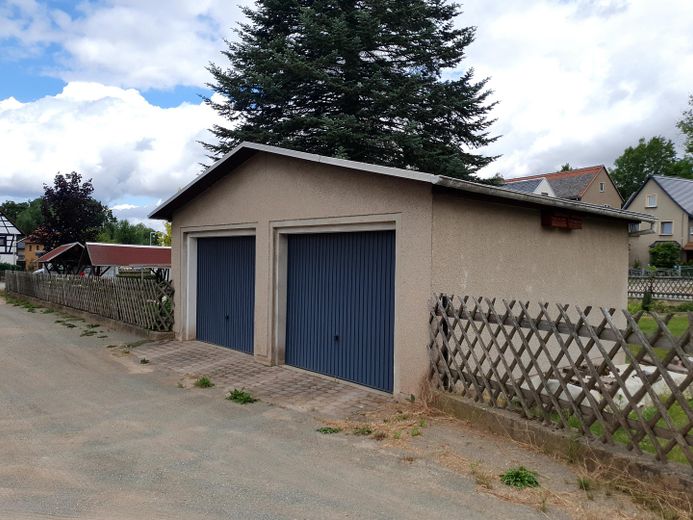 Doppelgarage von einer Nebenst