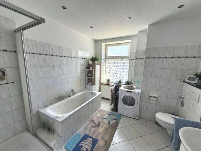 Wohninvestment mit Perspektive - Vollvermietetes Mehrfamilienhaus mit nachhaltigem Potenzial... – Tageslichtbad
