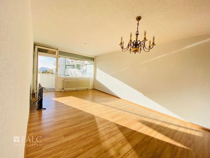 Attraktive 4-Zimmer-Wohnung mit großem Südwest-Balkon - ideal für Eigennutzer oder Kapitalanleger – Wohnzimmer