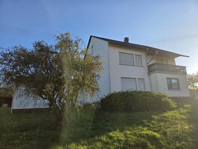 🏡 Freistehendes Einfamilienhaus mit großer Scheune auf 1.674 m² Grundstück – Foto 1
