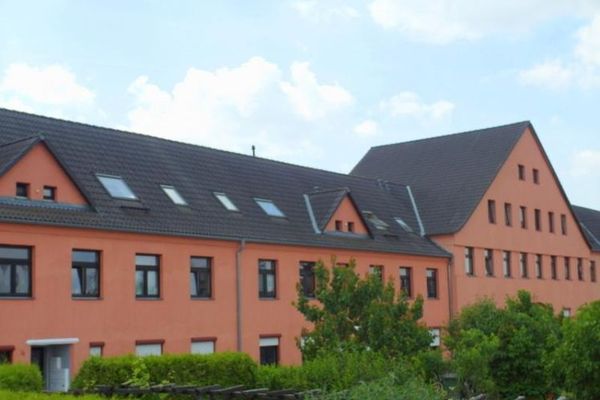 Hübsche 3,5-Zimmer-Wohnung mit Laminatboden und Badewanne * ruhige Lage - Blick in die Gärten