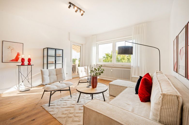 Appartamento di 3 locali appena ristrutturato e libero, a Mannheim-Feudenheim, con loggia e garage – Wohnzimmer