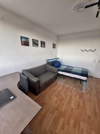 Yeni yenilenmiş 3 odalı kat mülkiyetli daire, 75 m², 7. kat, balkonlu, tamamen mobilyalı, 145.950 € – Schlafzimmer groß Sitzecke