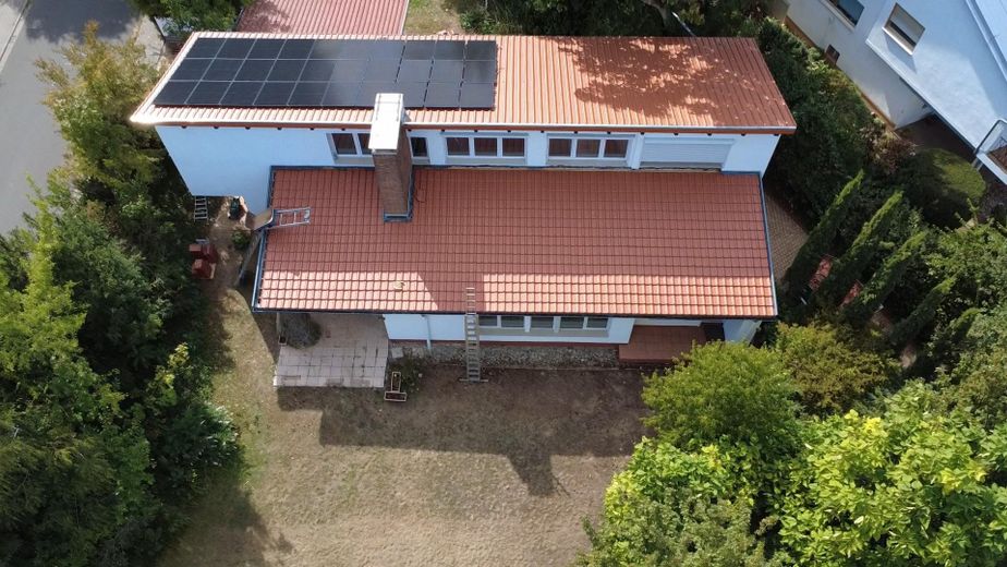 Villa en ubicación privilegiada de Wo-Herrnsheim con gran jardín A + – Blick auf das Anwesen
