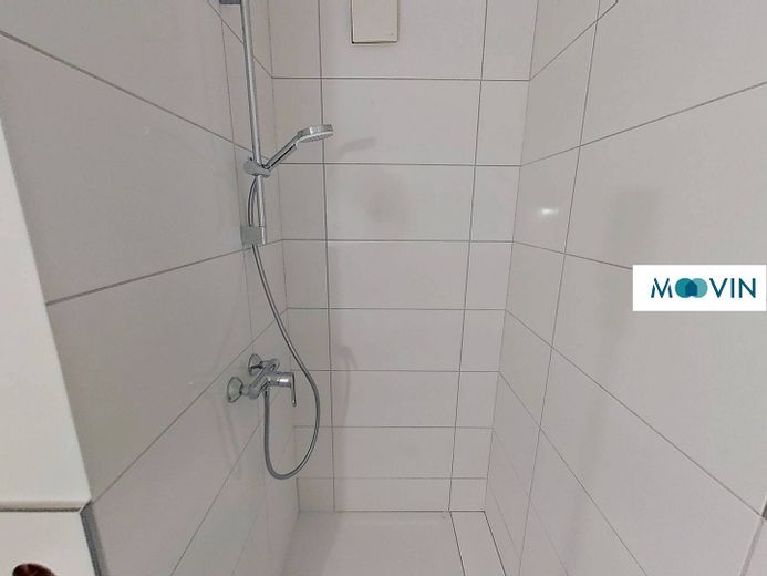 Renovated 1-Room Apartment with Balcony, Fitted Kitchen and Modern Shower Bathroom – Ansicht II: Badezimmer