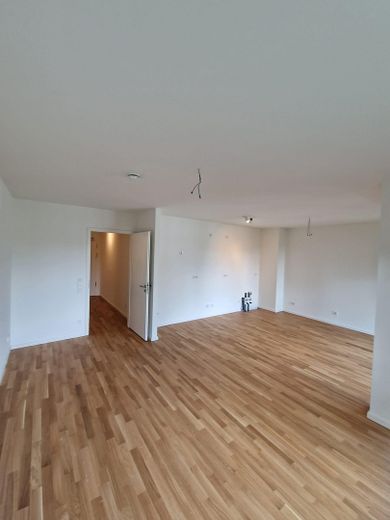 Absoluter Highlight! Urbaner Wohntraum mit Blick ins Grüne – Wohnzimmer