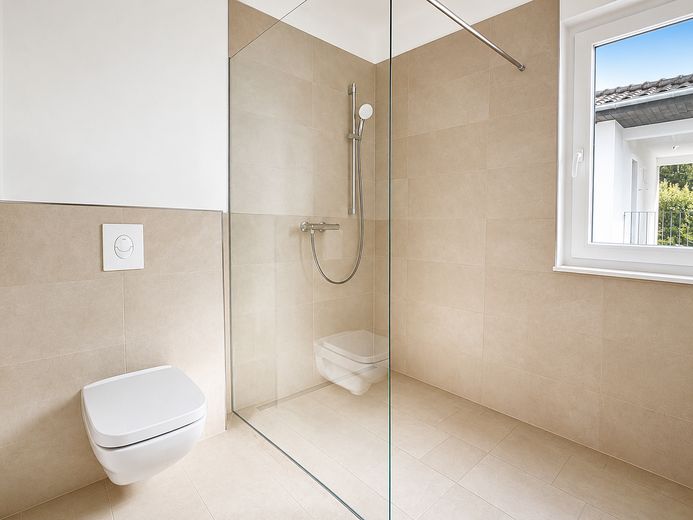 Erstbezug im Neubau! Moderne 2-Zimmer Wohnung mit QNG-Plus Siegel und Einbauküche! – Badezimmer