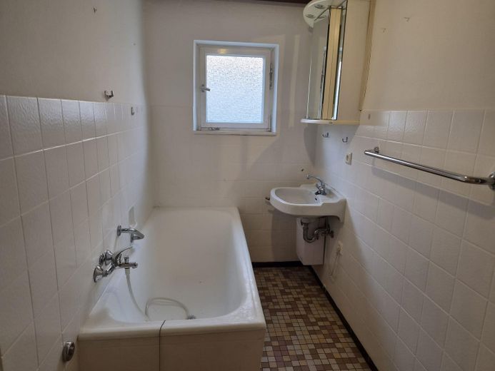 Viel Platz für ein gutes Leben in diesem freistehenden Einfamilienhaus mit Garten + Einliegerwohnung – ... sogar noch eine Badewanne