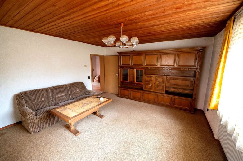 Einmaliger Vierseithof im LK Bamberg! Riesiges Grundstück, 2 x Haus, Halle, 6000 qm Bauland! Garten! – Haupthaus EG Wohnzimmer
