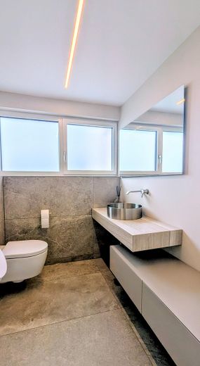 Kernsanierte Unternehmervilla mit einzigartigem Weitblick und luxuriöser Ausstattung – Toilette OG