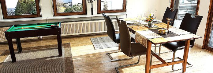 EG Esszimmer mit Billardtisch