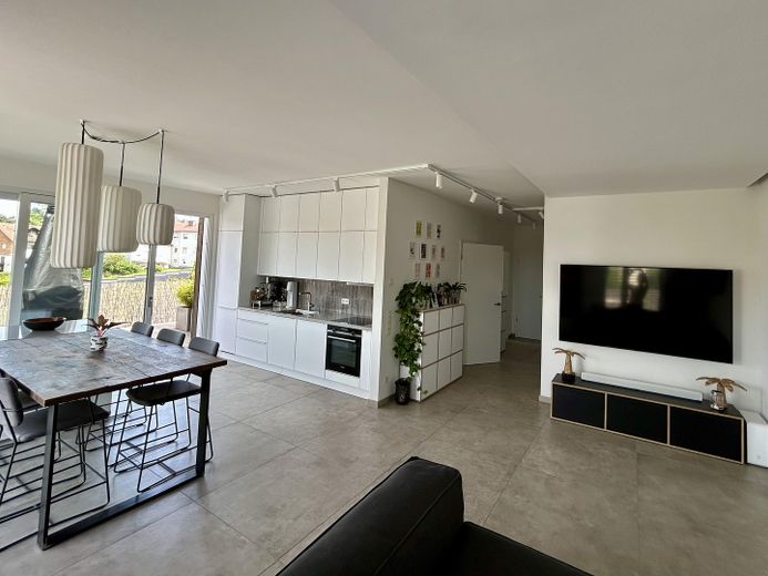 Exclusives Penthouse mit 90 qm Dachterrasse und Bergblick – Wohnen/ Küche/ Essen