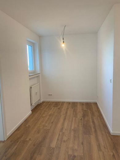Erstbezug nach Sanierung: Helle 2,5-Zimmer-Wohnung mit Weitblick, Aufzug & TG in Heusenstamm – Essbereich