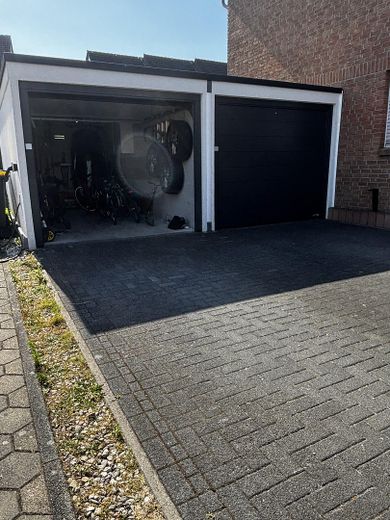 ¡De particular, sin agencia inmobiliaria! Casa adosada intermedia ideal para familias, en una ubicación perfecta y con instalación solar – Garage+Stellplatz (nur links)