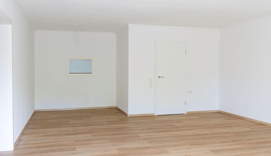 Schöne 4-Zimmerwohnung mit neuer Küche und Terrasse - Erstbezug nach Sanierung – Wohnzimmer mit Essbereich