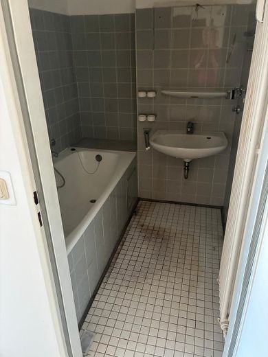 Licht 3-kamerappartement op de bel-etage met tuingedeelte in Germering – Bad mit Wanne und Duschmögl.
