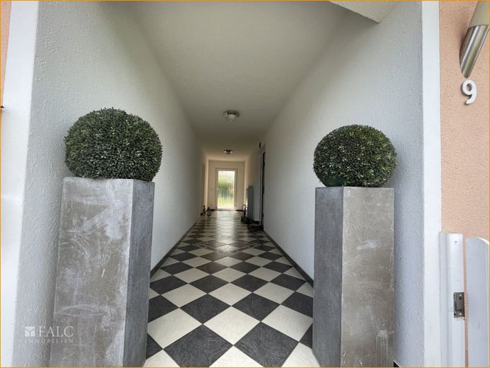 Stilvoll wohnen in Zirndorf: Exklusives Haus mit Charme und hochwertiger Einrichtung! – Zwischenflur